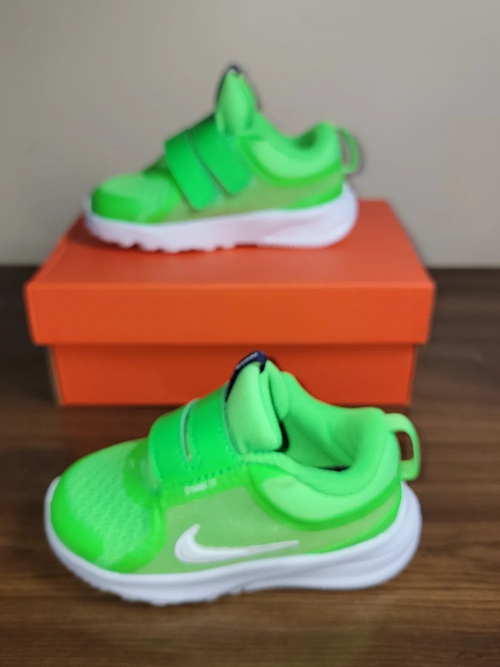 Nike Kids Neon Green Star Runner 5 Sneakers - Size 6 Toddler